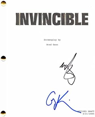 Greg Kinnear i Mark Wahlberg potpisali su autogram Nepobjedivi scenarij cijelog filma - glumivši Marka Wahlberga kao Vince Papale i