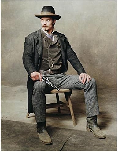 Deadwood Timothy Olyphant dok je Seth Bullock sjedio u stolici držeći pištolj 8 x 10 inča fotografije
