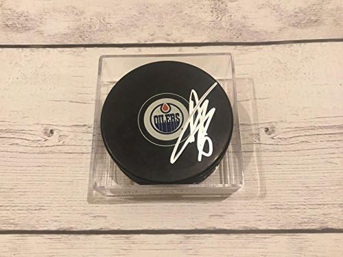 Adam Larsson potpisao je hokejski pak Edmonton Oilers s potpisom B-NHL pakova s autogramima