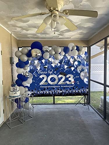 Maturantski razred 2023 Pozadina kraljevsko plava i srebrna čestitka pozadina za maturalnu zabavu Bachelor Cap svjetlucavi baloni za
