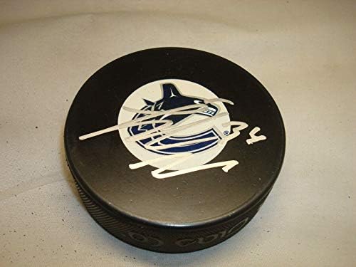 Jannick Hansen potpisao je hokejski pak Vancouver Canucks s 1A-NHL Pakom s autogramom
