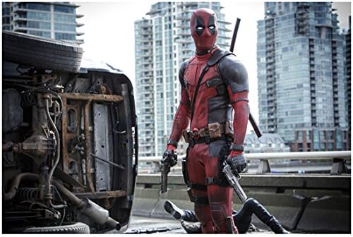 Deadpool 8 inčni x 10 inčni fotografija Ryan Reynolds u crvenom i crnom kostimu zaista dobro naoružane oružje na stranama KN
