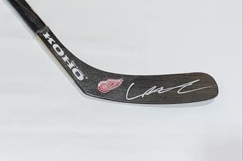 Lucas Raymond potpisao je hokejaški štap u punoj veličini Detroit Red Wings JSA CoA - Autografirani NHL štapići